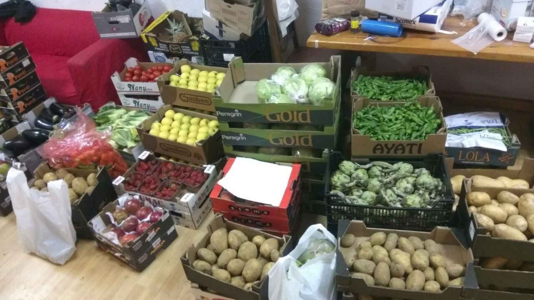 Imagen de una parte de los alimentos que dona la asociación a familias migrantes / FACEBOOK