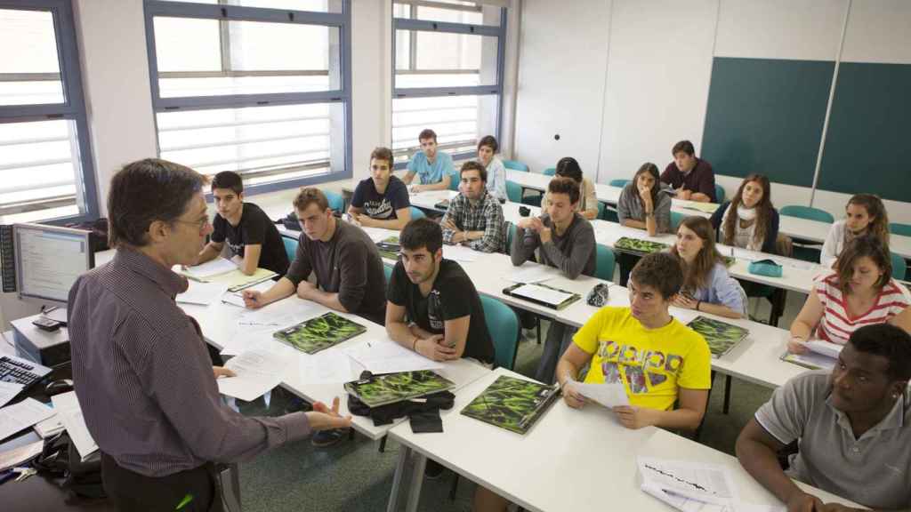 Un profesor en la UAB dando clases a los estudiantes