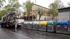 Un trabajador de la limpieza hace su trabajo durante la crisis del coronavirus en Barcelona / ARCHIVO