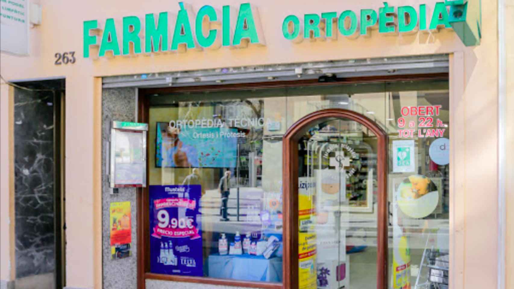 La farmacia Reixach Soler, de Sant Andreu, fue una de las que robaron el pasado lunes / GOOGLE MAPS