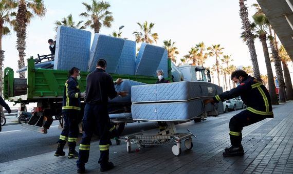 Bomberos transportando camas al Hospital del Mar durante la crisis sanitaria por coronavirus / EFE