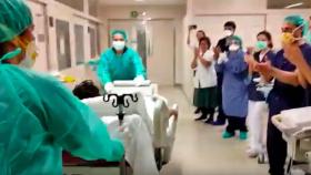 Momento en que un paciente de la Teknon sale de la UCI por coronavirus entre aplausos