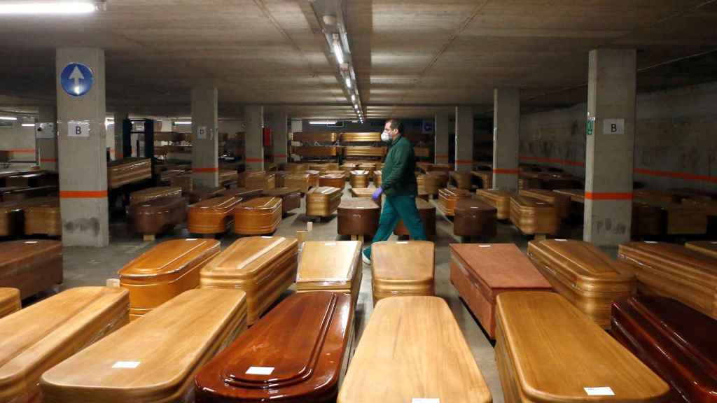 Aparcamiento del tanatorio de Collserola que se ha convertido en un depósito de cadáveres / EFE - QUIQUE GARCÍA