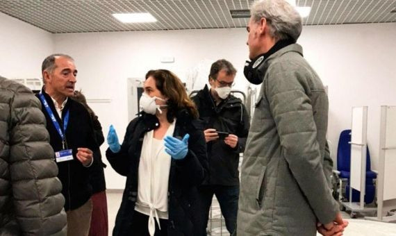 Ada Colau protegida con una mascarilla filtrante FFP2 en el hospital de campaña de Vall d'Hebron / AjBCN