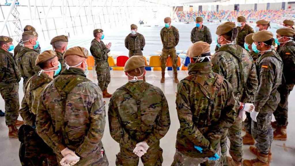 Efectivos del Ejército de Tierra a su llegada a la pista cubierta de atletismo de Sabadell / EFE