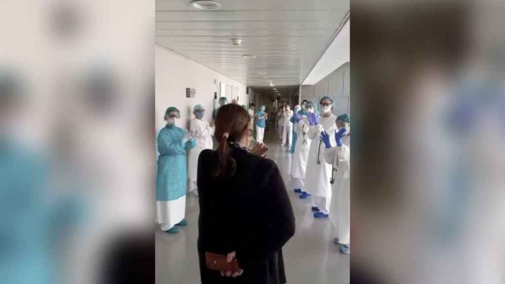 Captura de pantalla del aplauso de los sanitarios del hospital Dexeus a una paciente recuperada / METRÓPOLI ABIERTA