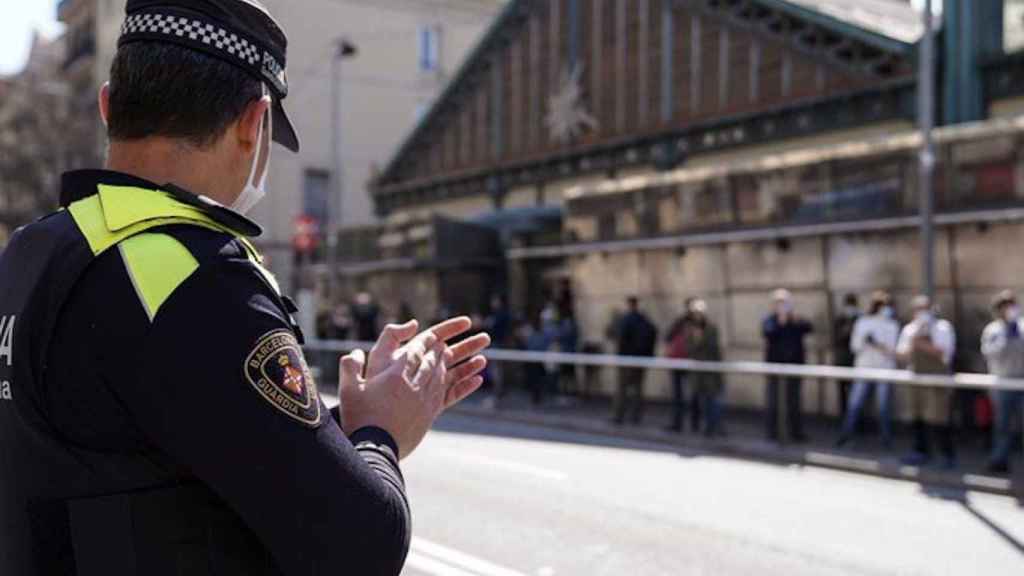 Un agente de la Guardia Urbana, junto a un mercado municipal / TWITTER GUARDIA URBANA