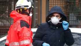 Colau, el lunes, con un bombero, tras una visita a una residencia de ancianos / EFE