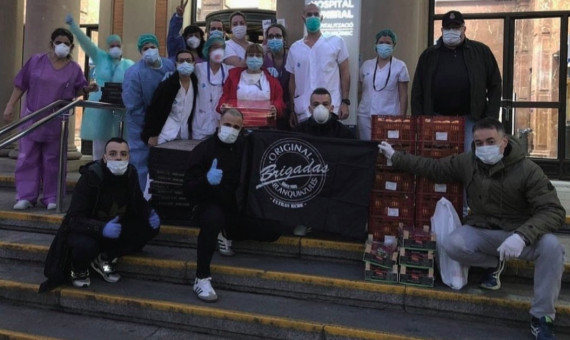 Brigadas Blanquiazules en las puertas del Hospital Vall d'Hebrón