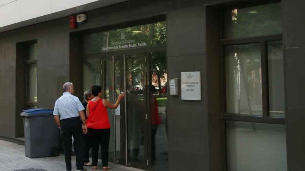 Unas personas, junto a la entrada de una residencia de ancianos de Bon Pastor / JORDI ROMERO