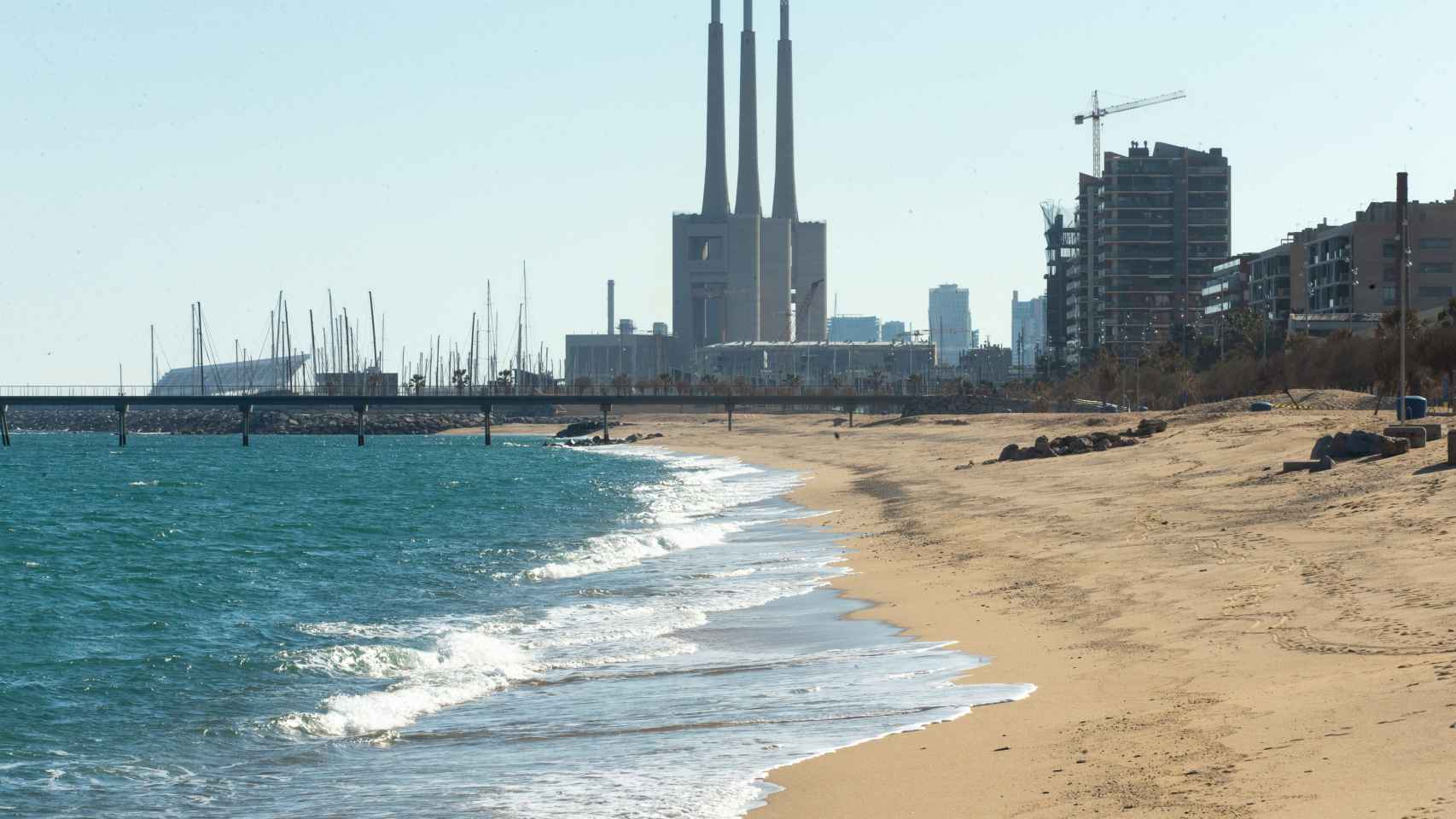 Vista de las playas desiertas en Badalona / EFE - ENRIC FONTCUBIERTA