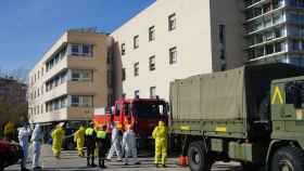 El Ejército llevando a cabo desinfecciones y limpiezas en una residencia de ancianos de Sant Joan Despí