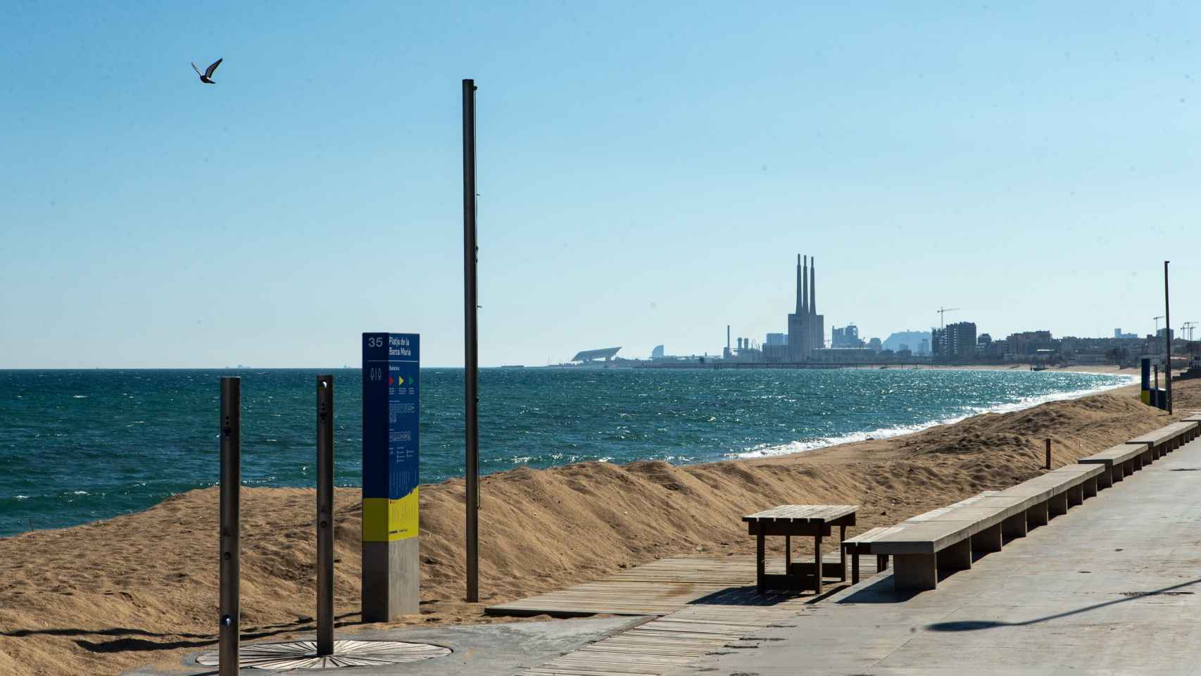 Vista de las playas desiertas en Badalona / EFE - ENRIC FONTCUBIERTA