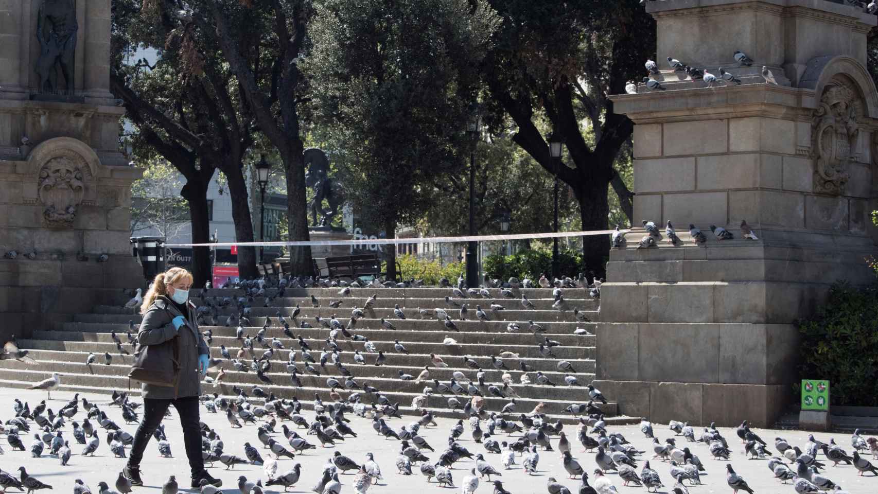 Aspecto de la Plaza de Catalunya de Barcelona durante el confinamiento / EFE - MARTA PÉREZ