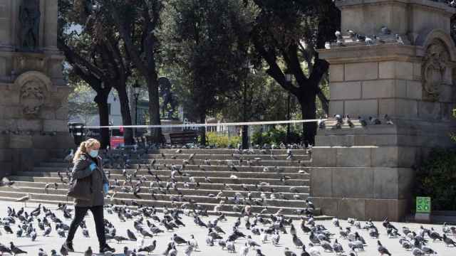 Aspecto de la Plaza de Catalunya de Barcelona durante el confinamiento / EFE - MARTA PÉREZ