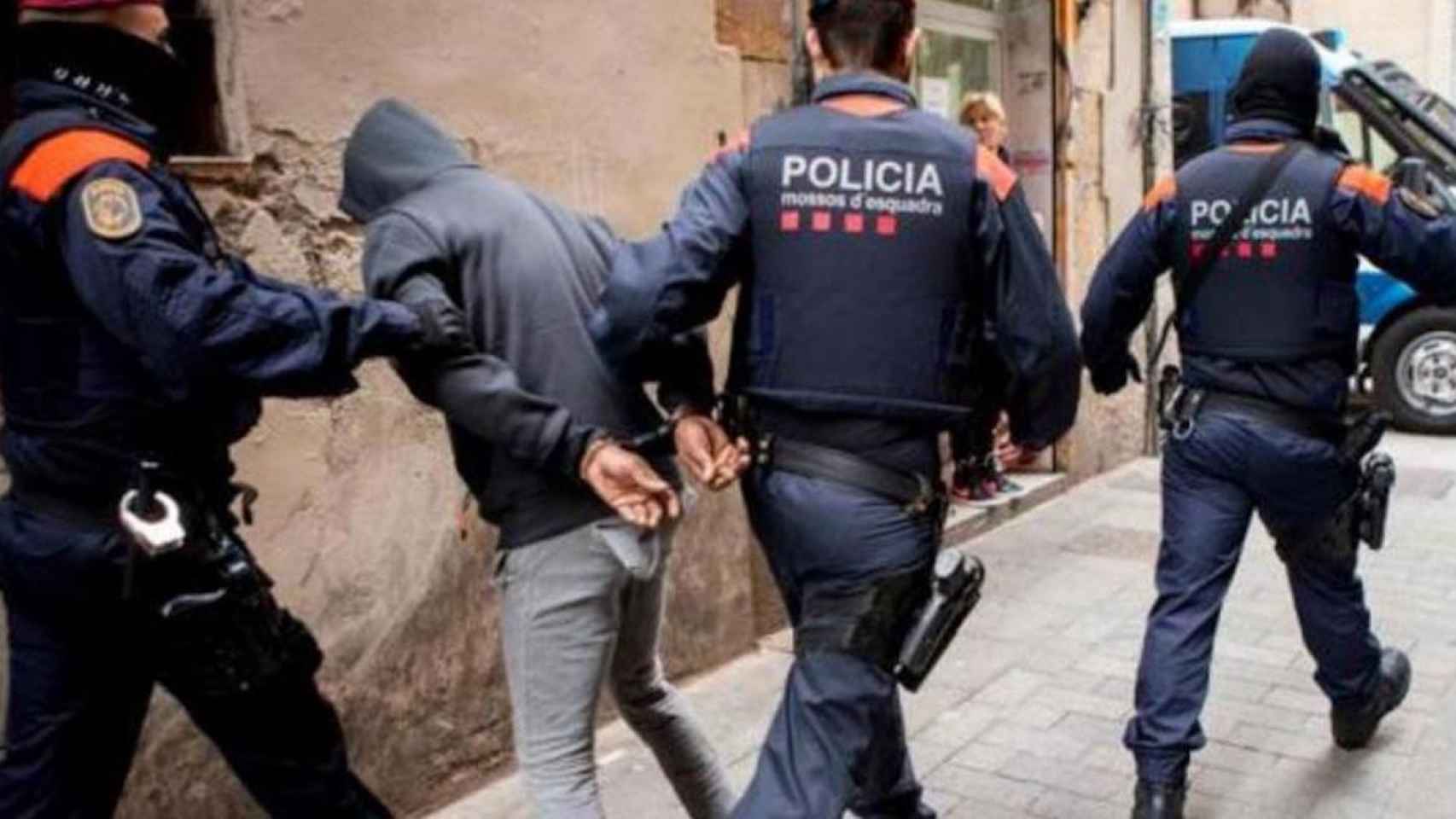 Imagen de archivo de un detenido en el barrio del Raval de Barcelona