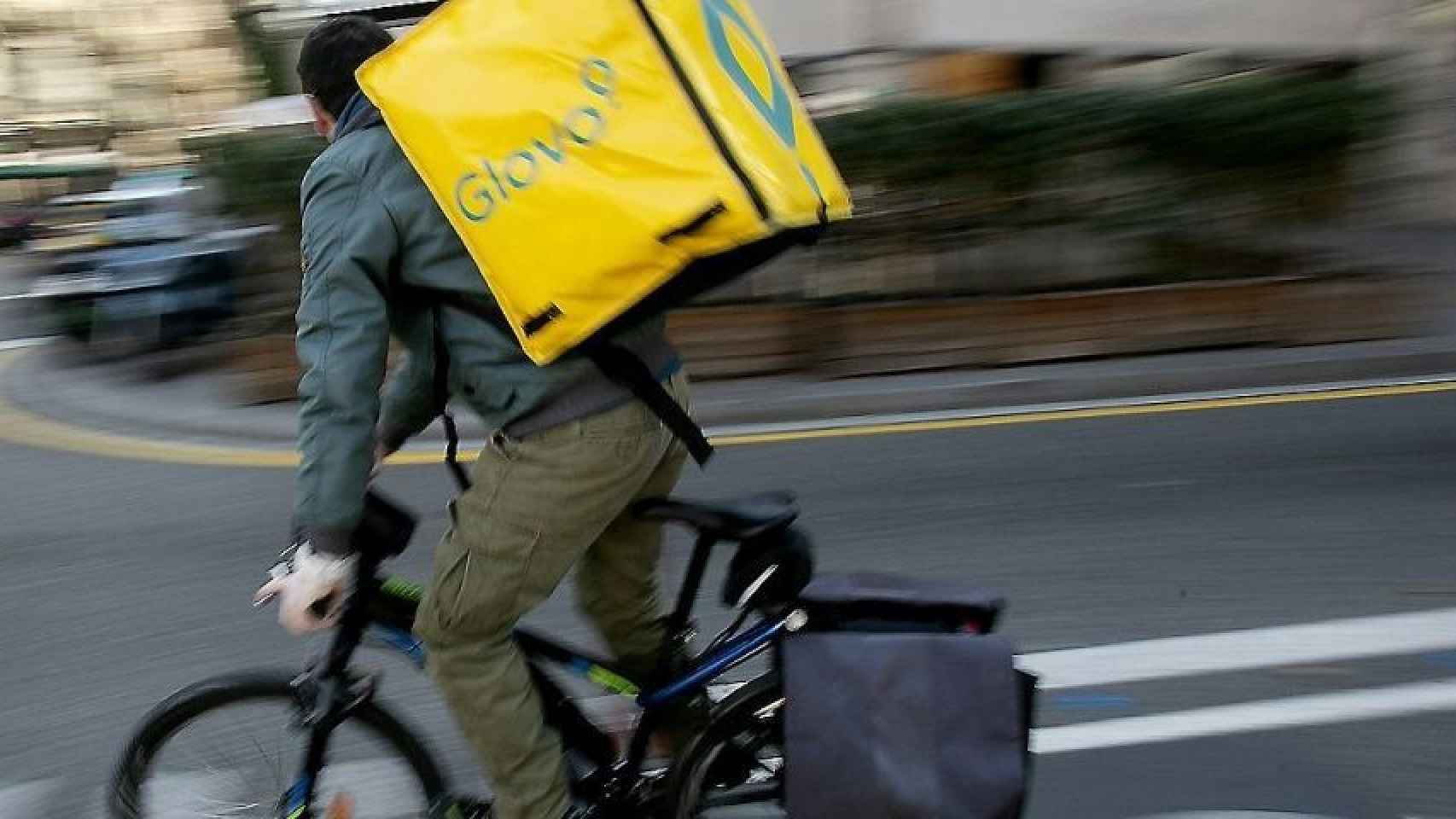 Un 'rider' de Glovo en una calle de Barcelona