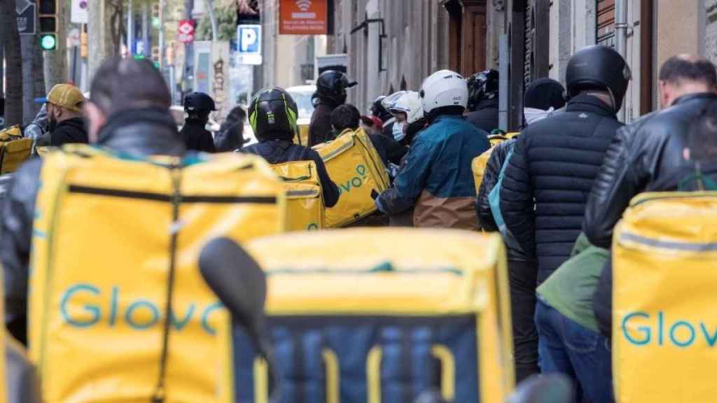 Trabajadores de Glovo en Barcelona durante el confinamiento / EFE MARTA PÉREZ