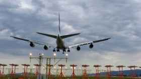 Avión aterrizando en el Aeropuerto de Barcelona-El Prat