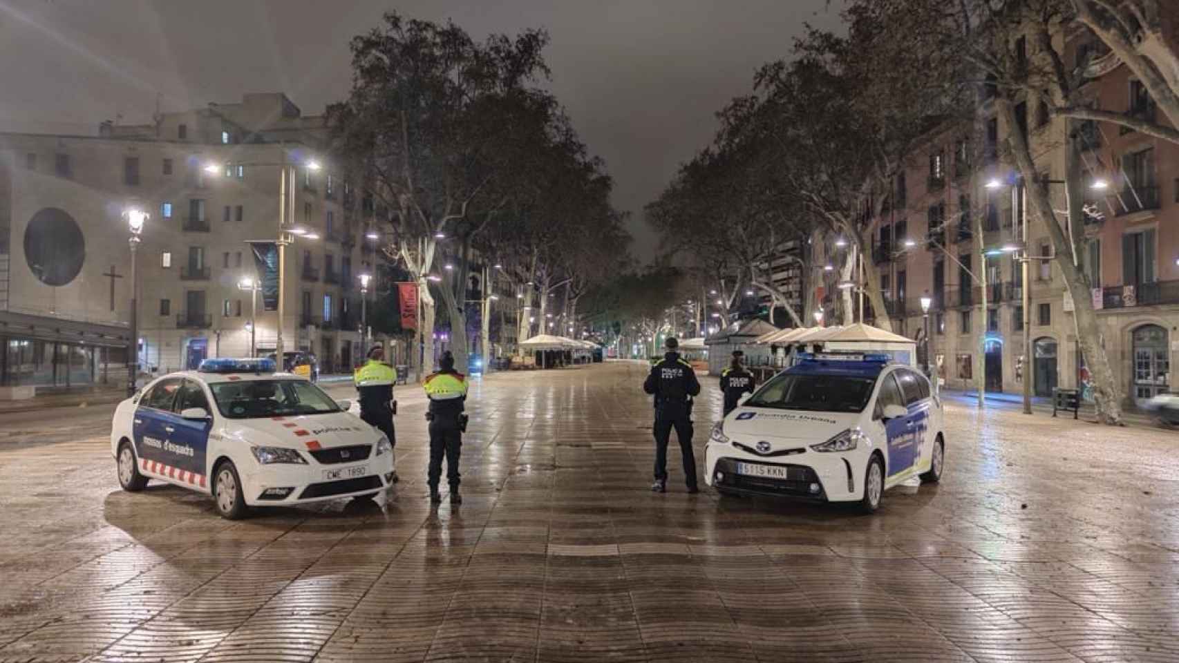 Un coche de mossos y otro de la urbana en la Rambla / MOSSOS D'ESQUADRA