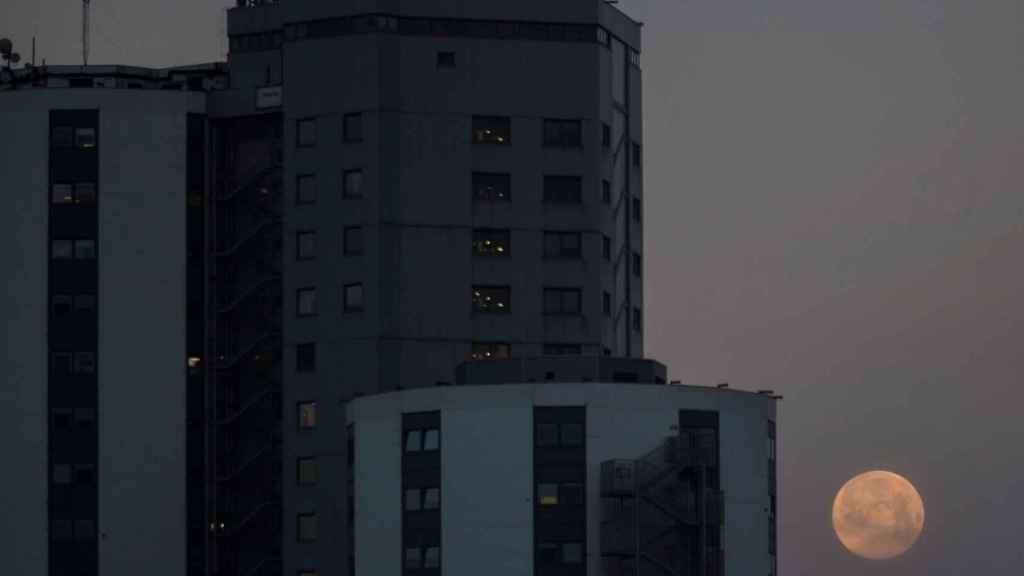 El Hospital de Bellvitge amanece con la llamada Luna rosa /
