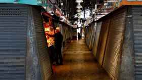 Un solo cliente en el mercado de la Boqueria, en una imagen tomada durante estas semanas de pandemia del coronavirus / EFE