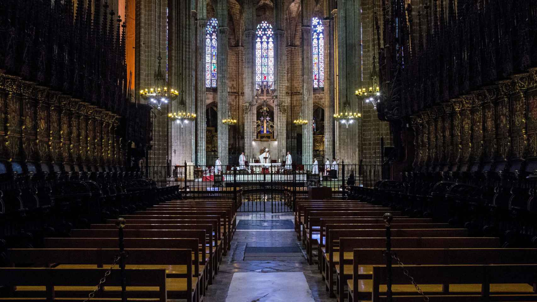 Juan José Omella realizando una de las misas a puerta cerrada en la Catedral