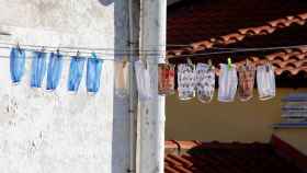 Mascarillas al sol fabricadas en Barcelona / EFE