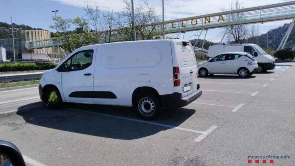 El coche retenido por los Mossos d'Esquadra en el peaje de Martorell