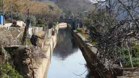 En Molins de Rei, el canal circula entre el casco urbano (derecha) y la sierra de Collserola (izquierda) / WIKIPEDIA