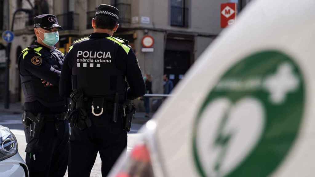 Agentes de la Guardia Urbana en una calle de Barcelona / TWITTER GUARDIA URBANA