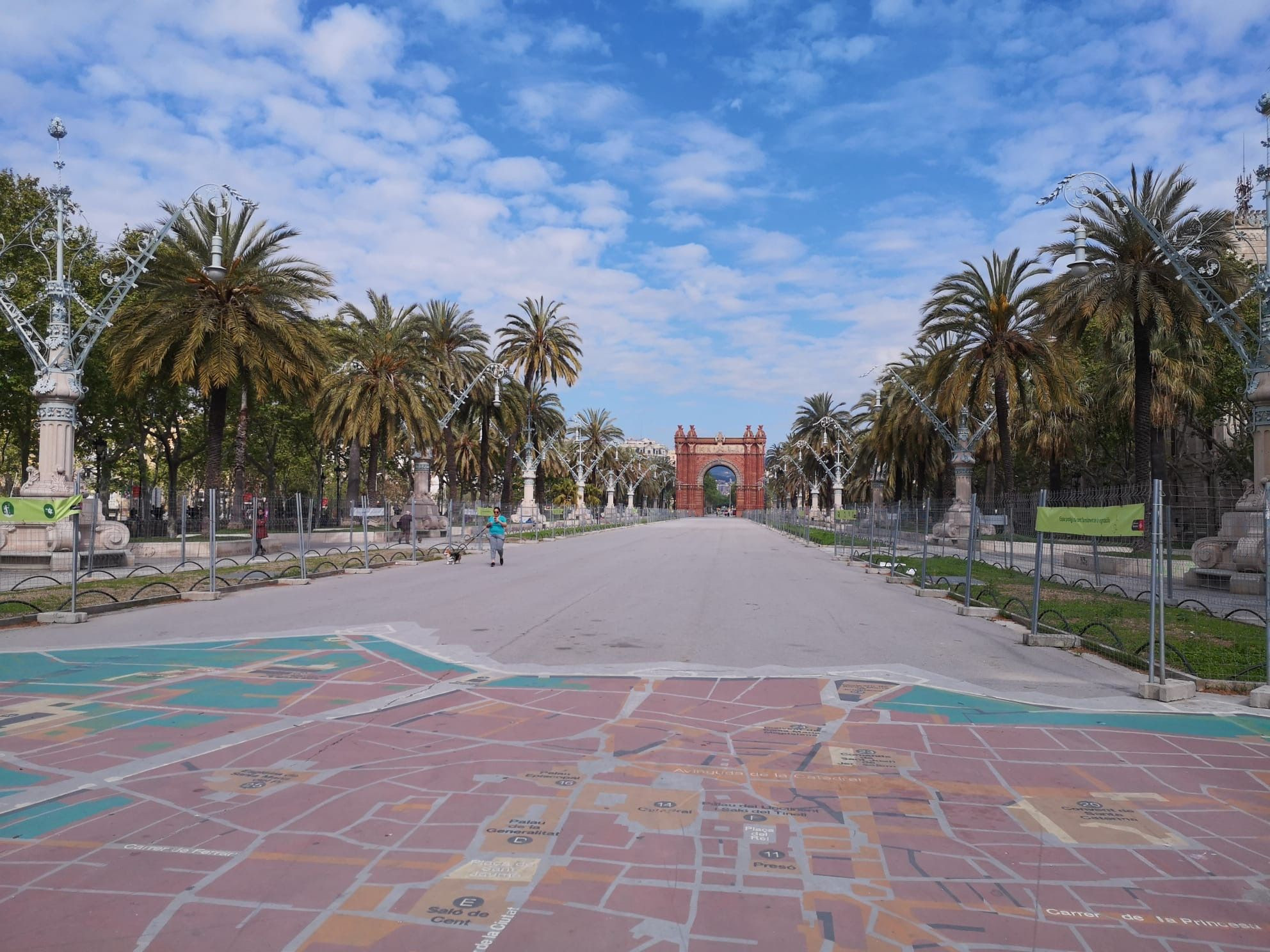 El paseo de Arc de Triomf prácticamente vacío a raíz de la pandemia/ G.A