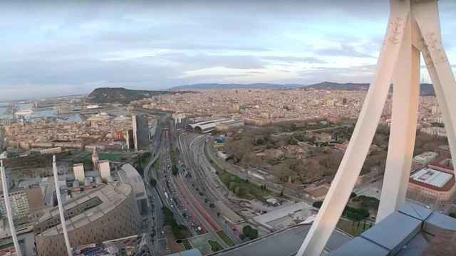 Un momento del vídeo de Adam Lockwood, en el que se ve Barcelona desde la azotea del Hotel Arts / YOUTUBE