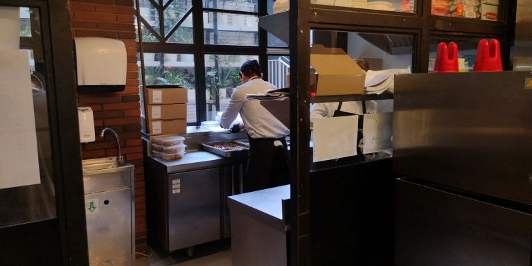 Dos cocineros preparan la comida de catering de los pacientes / G.A