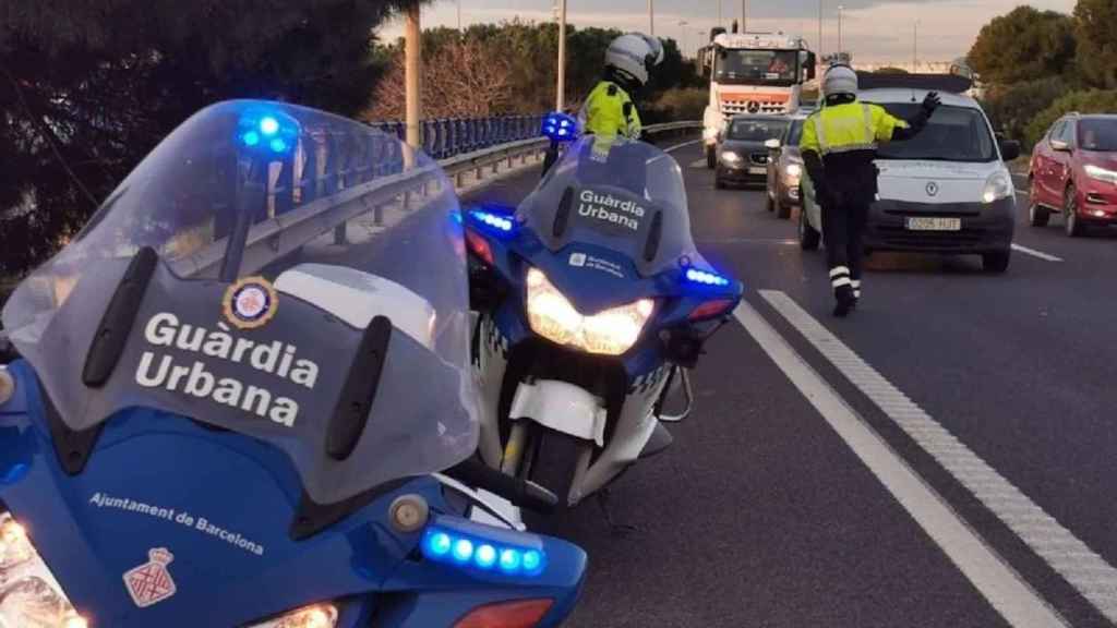 Imagen de un control policial de la Guardia Urbana a las afueras de Barcelona durante esta Semana Santa / TWITTER GUB