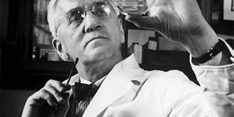 Sir Alexander Fleming, en su laboratorio / BIOGRAFÍASYVIDAS.COM