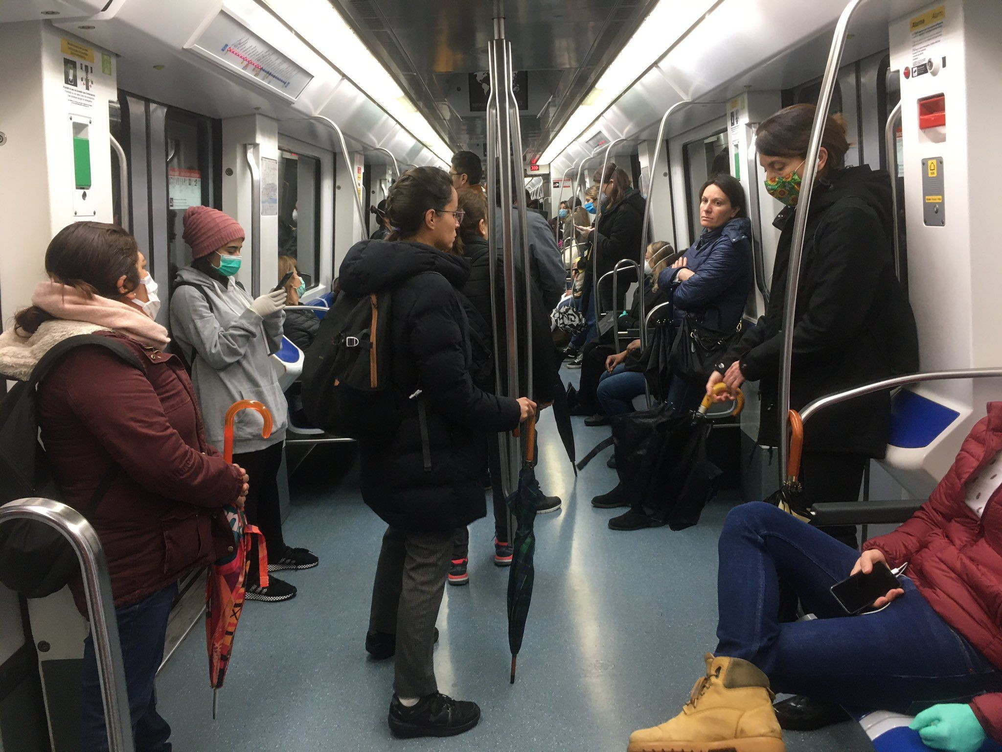 Línea L5 del metro de Barcelona llena de gente