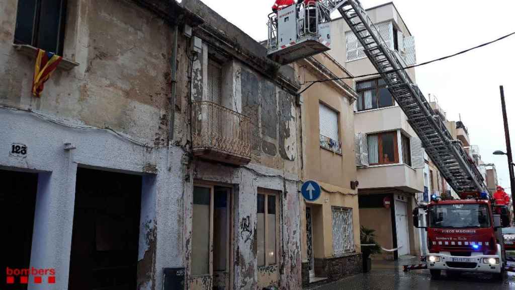 Parte de la fachada derrumbada del edificio de Badalona / Bombers de la Generalitat