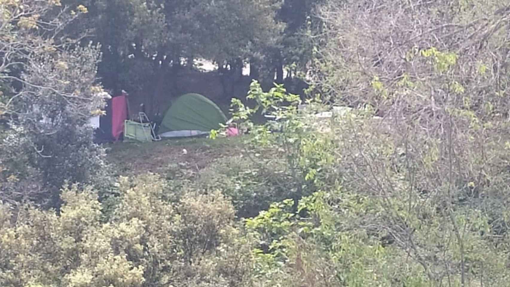 Tiendas de campaña en Montjuïc, este fin de semana, en plena reclusión / MA