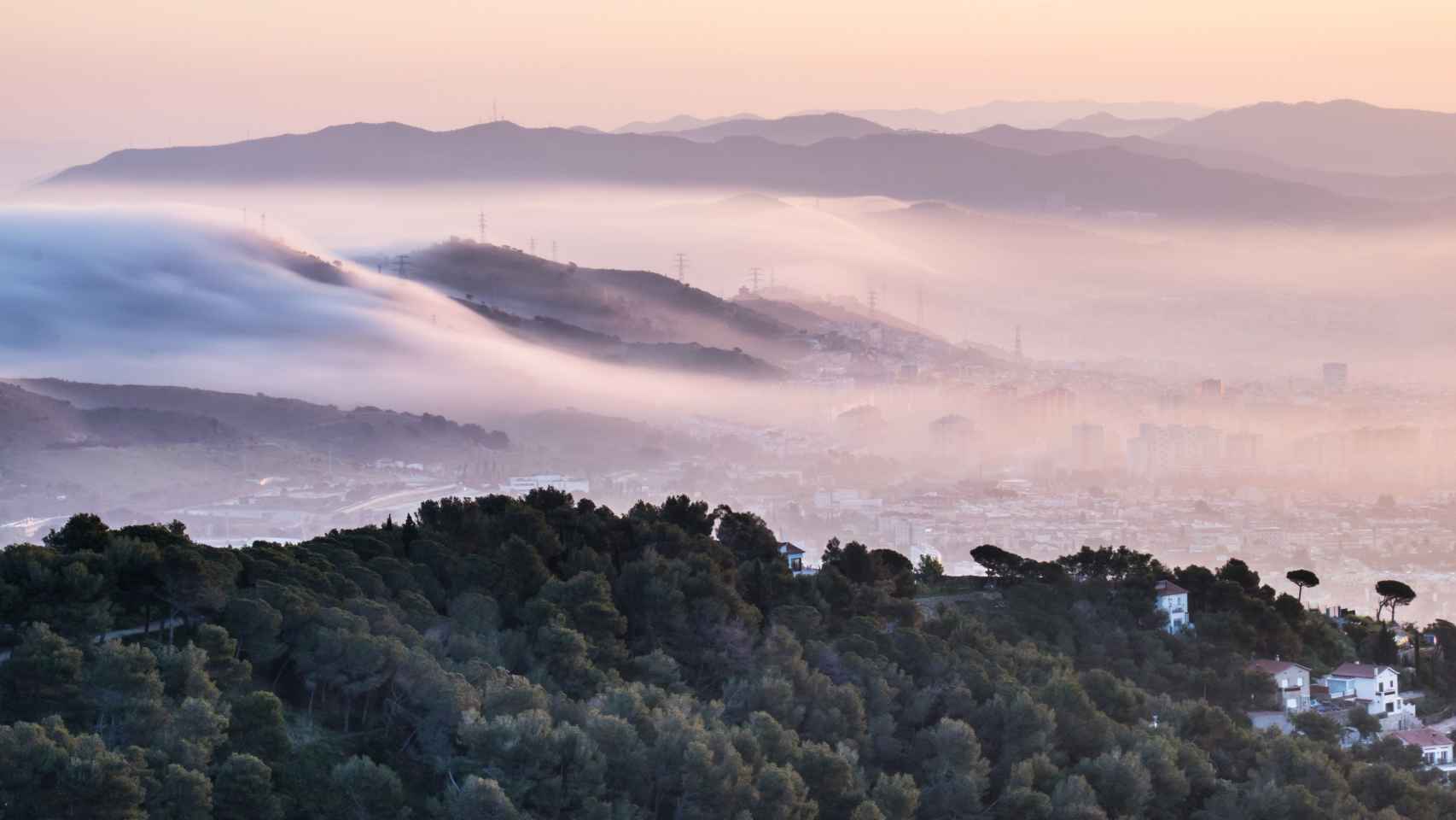 Vista panorámica de Barcelona con un mar de nubes en la montaña de Collserola / ALFONS PUERTAS / @alfons_pc