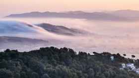 Vista panorámica de Barcelona con un mar de nubes en la montaña de Collserola / ALFONS PUERTAS / @alfons_pc