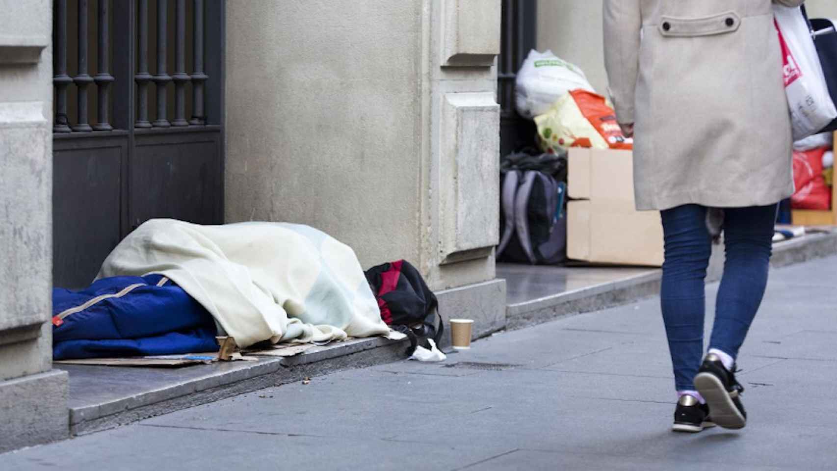 Una persona sintecho en una calle de Barcelona / ARRELS FUNDACIÓ