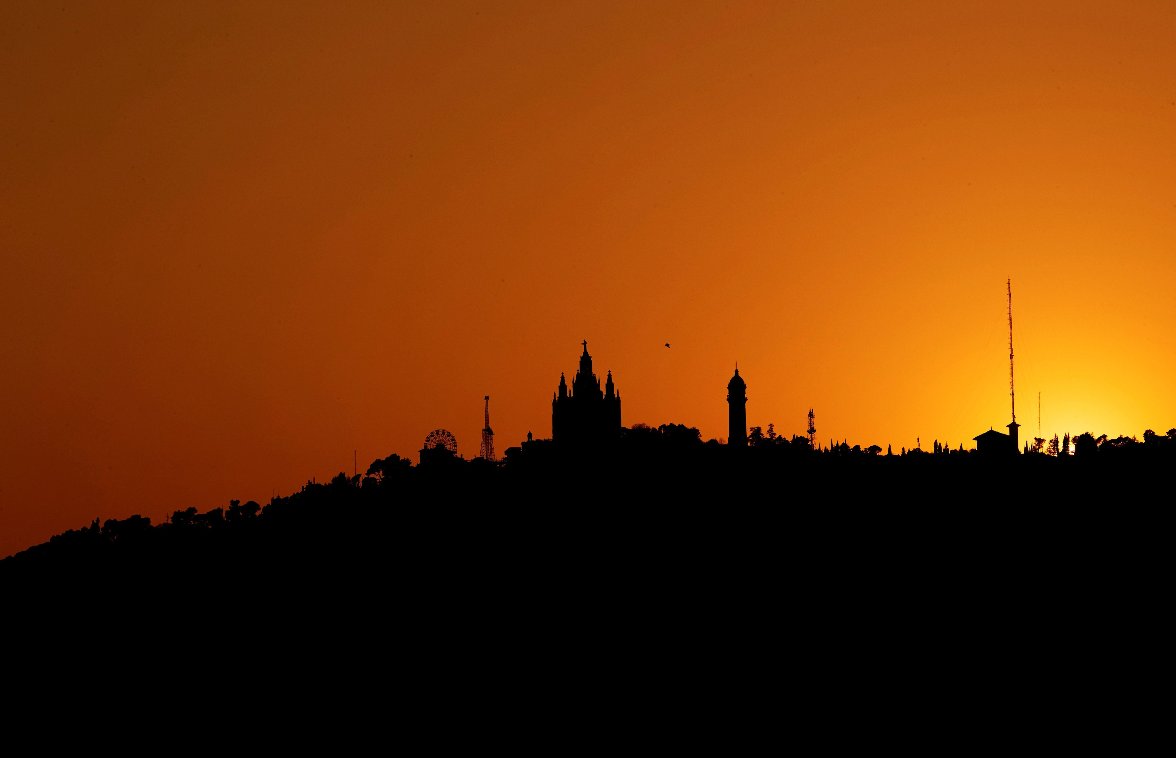 Atardecer este martes en Barcelona / EFE - ALEJANDRO GARCÍA