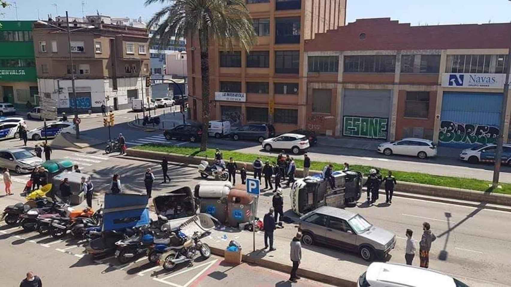 Vehículo de la Guardia Urbana de L'Hospitalet de Llobregat volcado en la carretera / TWITTER @antiradarcatala