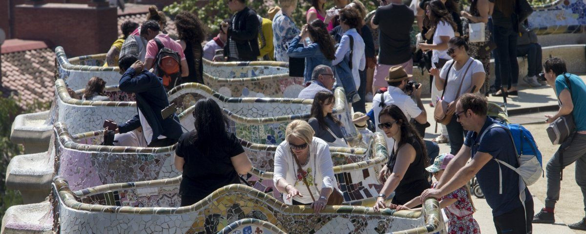 La plaza de la Natura, en el Park Güell, llena de turistas / EFE