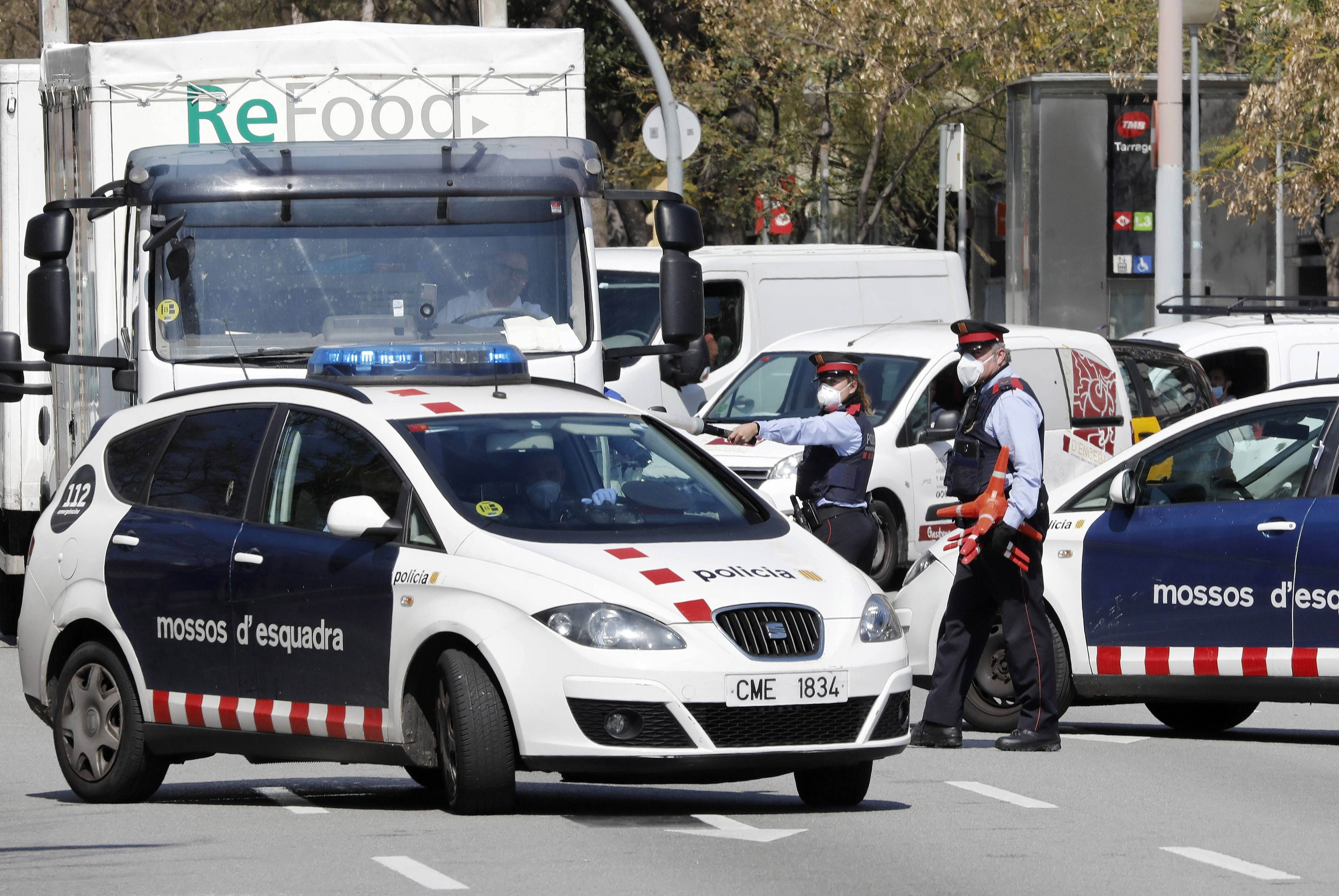 Los Mossos d'Esquadra realizan controles de movilidad / EFE - ALEJANDRO GARCÍA