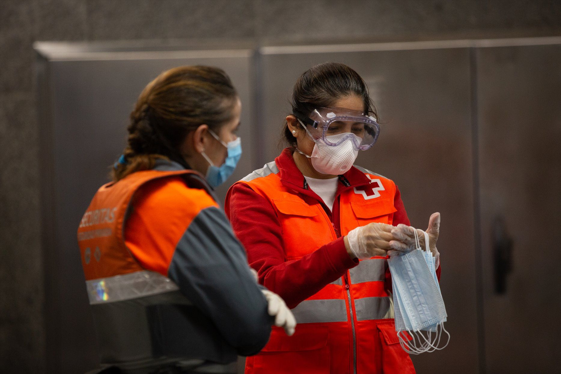 Trabajadoras con mascarillas para repartir en el metro / EUROPA PRESS