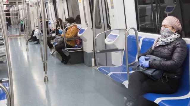 Usuarios en el metro de Barcelona / EFE