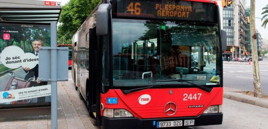 Un bus en una calle de Barcelona / CG