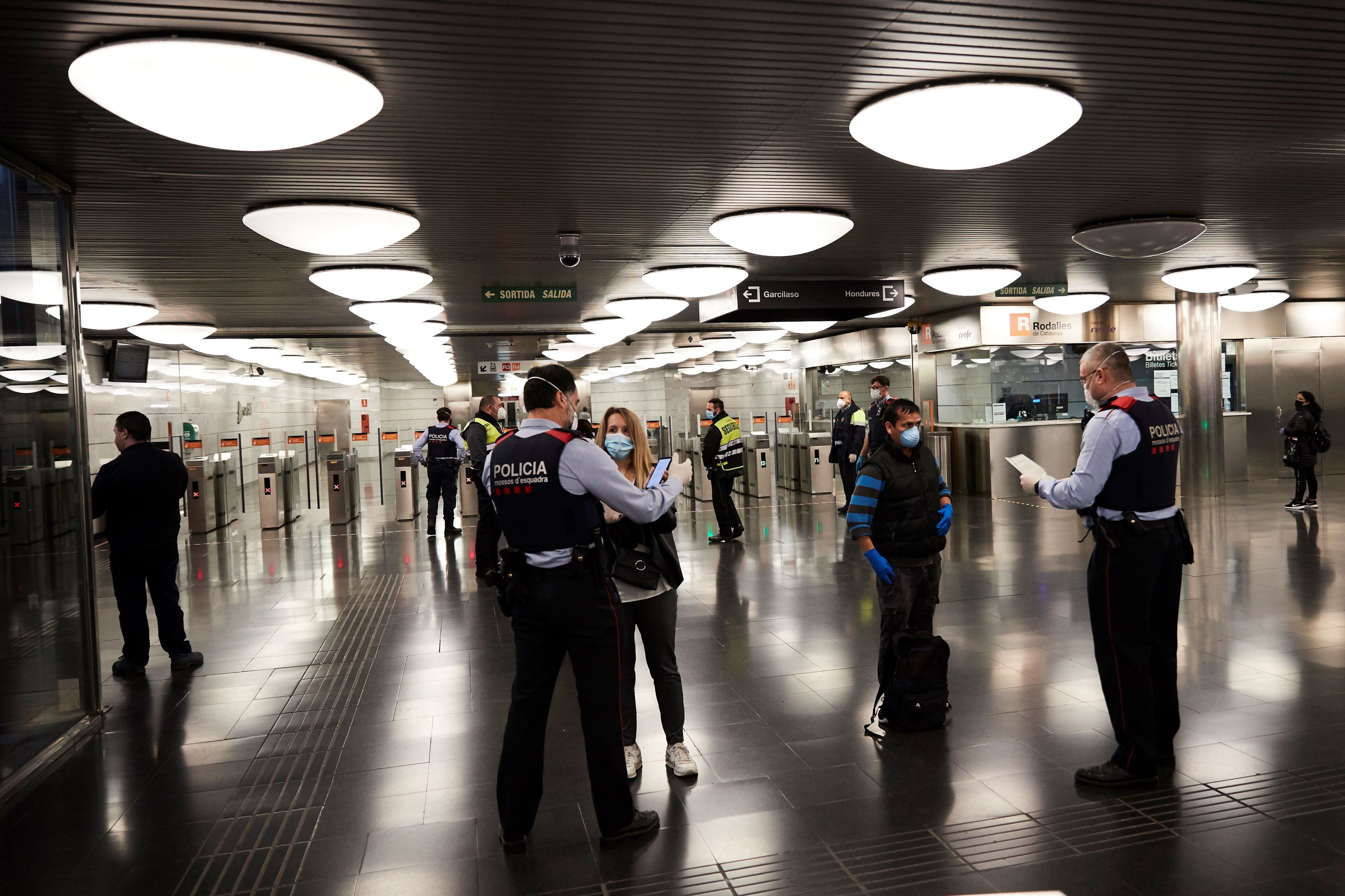 Los Mossos d'Esquadra realizan controles de movilidad en el Metro de Barcelona / EFE